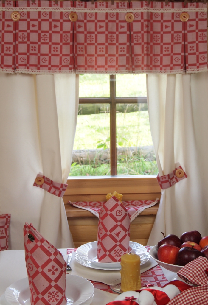 Vánoční ubrus červené perníčky