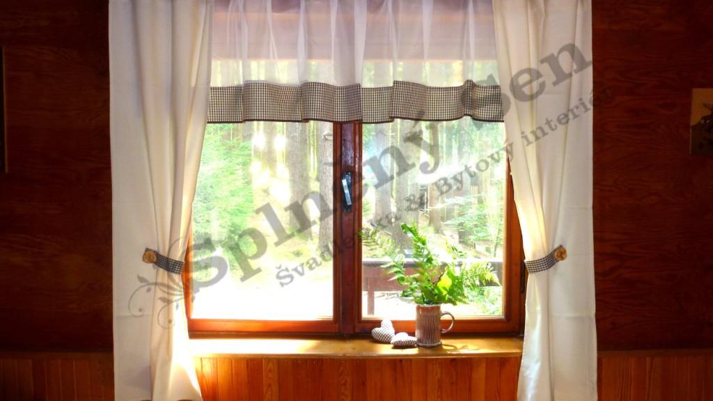 Záclona s hnědou kostičkou