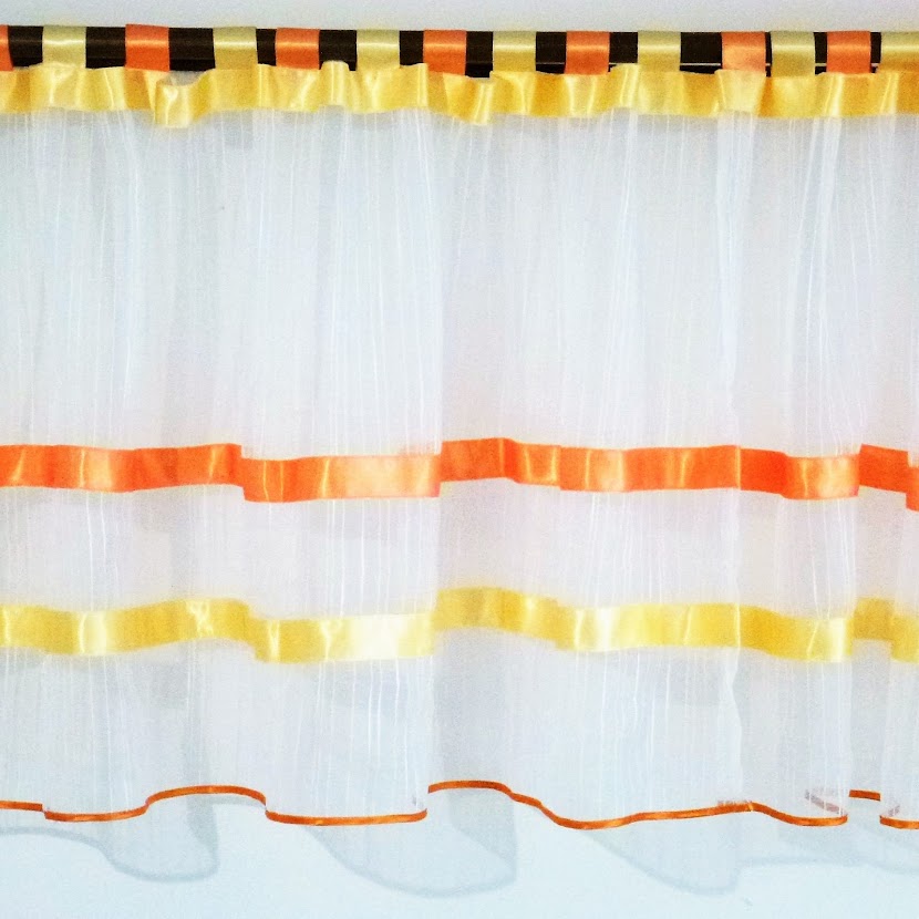 Záclona s barevnými stuhami