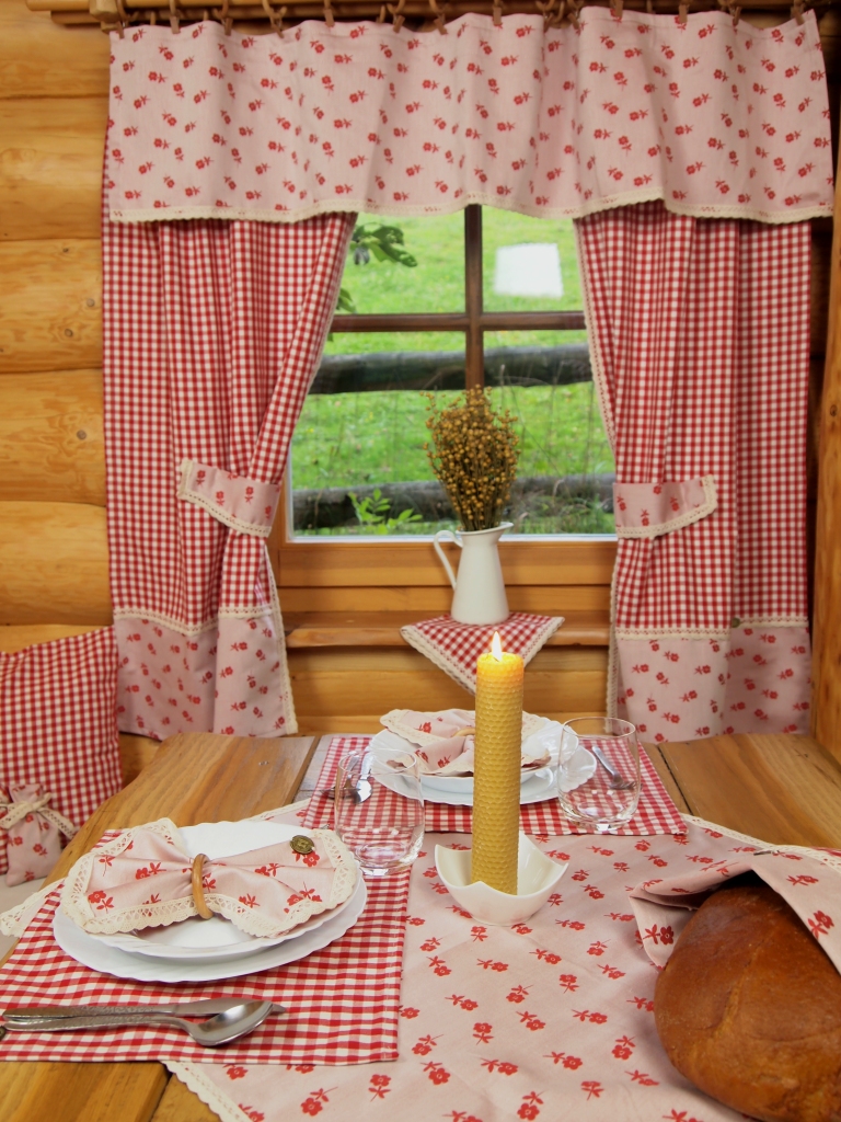 Bavlněný ubrus červená kytička s krajkou