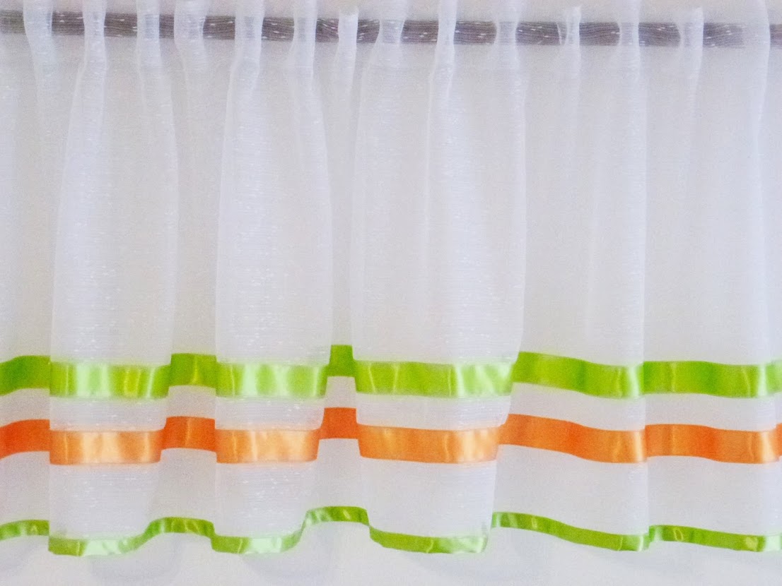 Záclona s barevnými stuhami