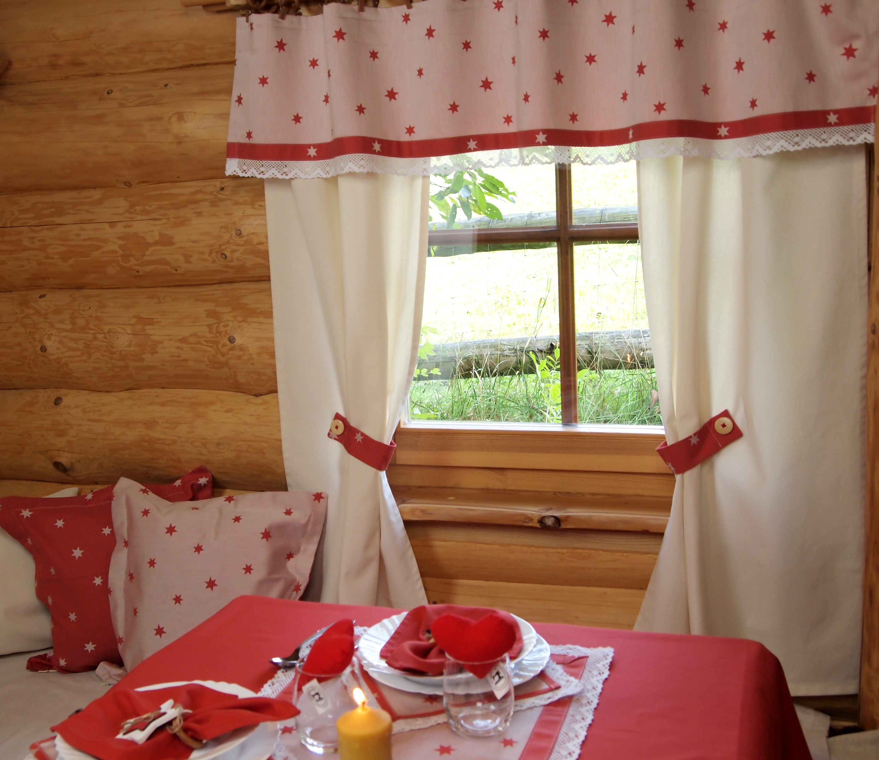 Závěsy vánoční režné a kanýr červené hvězdičky