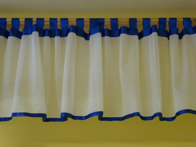 Záclona s barevnými stuhami